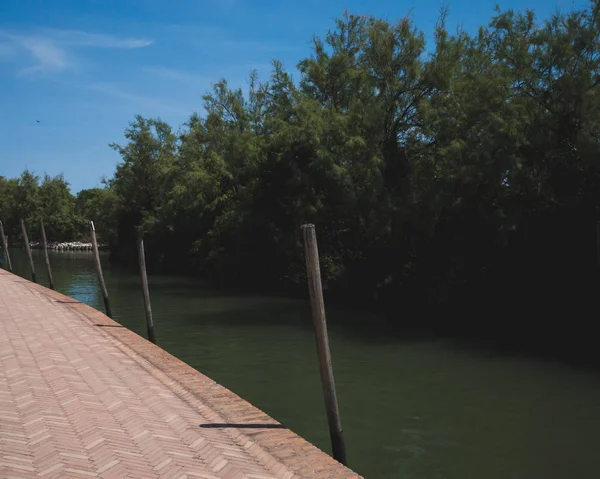 Weg durch Kanal, der in die Insel Torcello, Venedig, Italien führt — Stockfoto