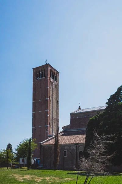 Kathedraal van Santa Maria Assunta en klokkentoren op het eiland Tor — Stockfoto