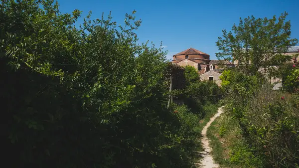 Santa Maria Assunta Katedrali ve S Kilisesi 'ne giden yol. — Stok fotoğraf