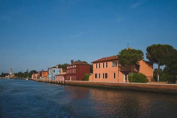 Case colorate sull'isola di Mazzorbo, vicino a Burano, Venezia, Ita — Foto Stock