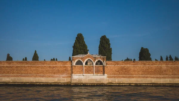 Mura che circondano il cimitero di San Michele via acqua, Venezia — Foto Stock