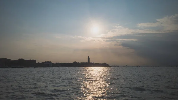 Isla de Venecia sobre el agua al atardecer, Venecia, Italia — Foto de Stock