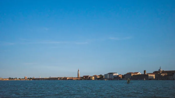 Isla de Venecia sobre el agua al atardecer, Venecia, Italia — Foto de Stock