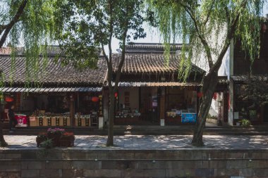 Nanxun Eski Kasabası 'ndaki ana yol boyunca alışveriş yapar.