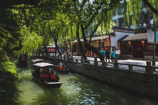 Barca tradizionale con turisti che viaggiano lungo il fiume a Nanxun Ol — Foto Stock