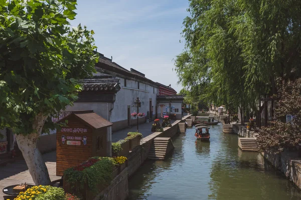 Traditionele boot reizen langs de rivier in Nanxun Old Town — Stockfoto