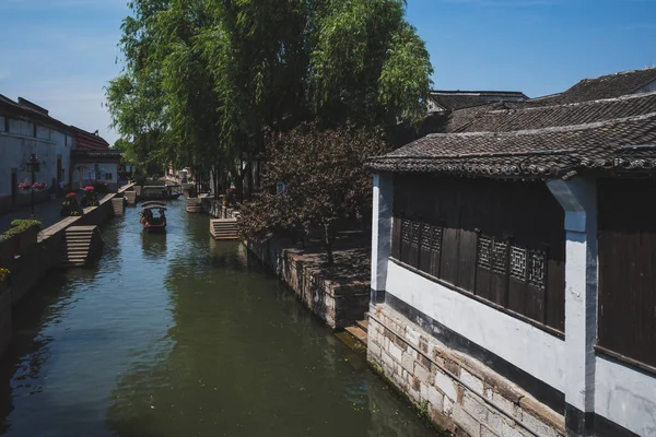 Bateau traditionnel descendant la rivière dans la vieille ville de Nanxun — Photo