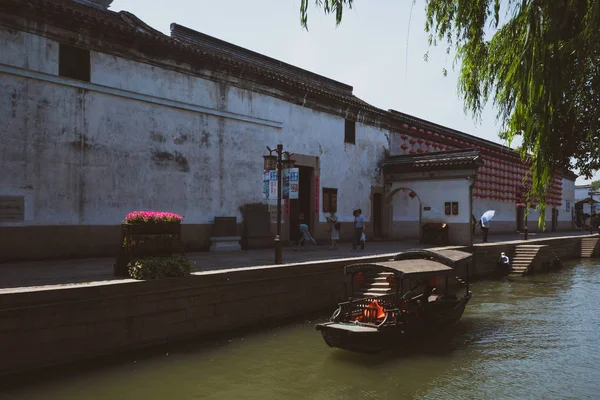 Traditionelles Boot mit Touristen flussabwärts in nanxun ol — Stockfoto