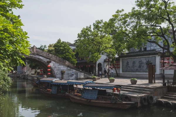 Traditionele boten per brug in Nanxun Old Town — Stockfoto