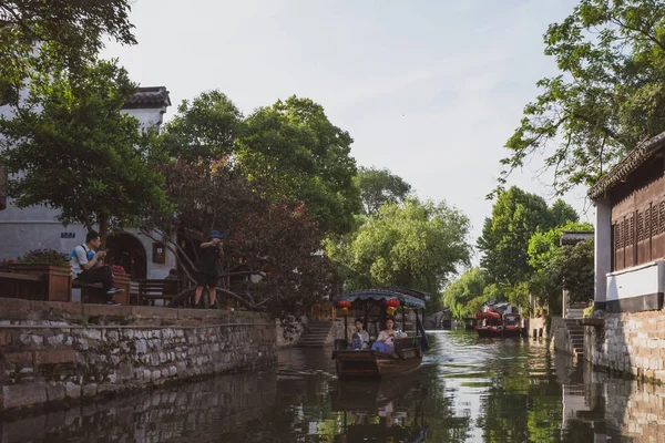 Traditionele boot met toeristen die reizen langs de rivier in Nanxun Ol — Stockfoto