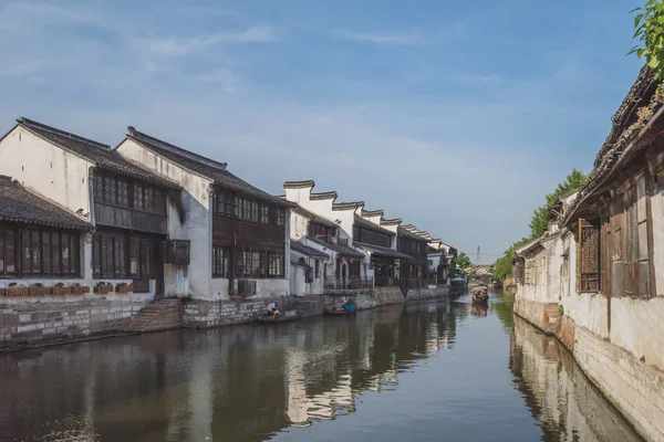Bateau en rivière dans la vieille ville de Nanxun, Chine — Photo