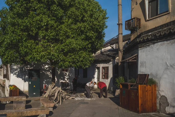 Trabajos de construcción de carreteras locales en el casco antiguo de Nanxun — Foto de Stock