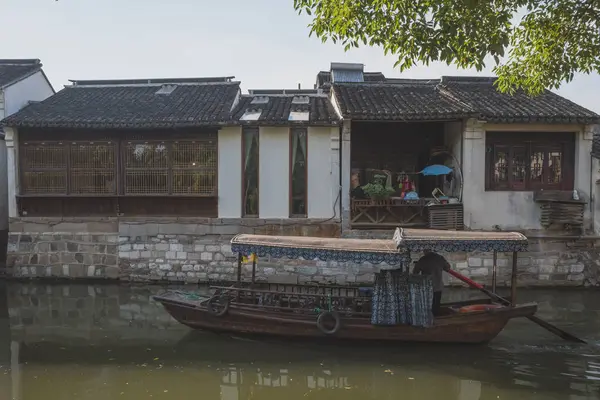 Traditionelle Bootsfahrt flussabwärts in der Altstadt von Nanxun — Stockfoto