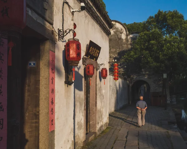 Old Chinese local man walking down street — ストック写真