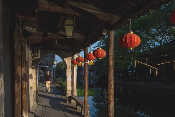 Oude Chinese lokale man loopt door straat — Stockfoto