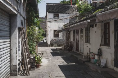 Hangzhou, Çin 'deki Pekin-Hangzhou Büyük Kanalı' nın yanındaki sokakta.