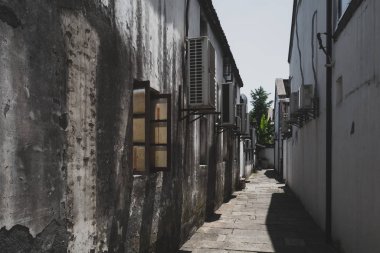 Hangzhou, Çin 'deki Pekin-Hangzhou Büyük Kanalı' nın yanındaki sokakta.