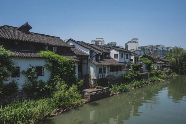 Edifícios por rio em Hangzhou, China — Fotografia de Stock
