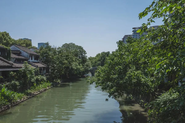 Budynki nad rzeką w Hangzhou, Chiny — Zdjęcie stockowe