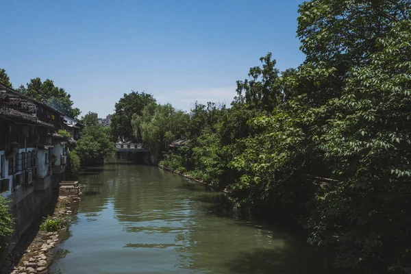 Budynki nad rzeką w Hangzhou, Chiny — Zdjęcie stockowe