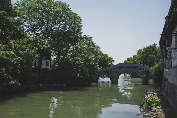 Gebouwen langs de rivier in Hangzhou, China — Stockfoto