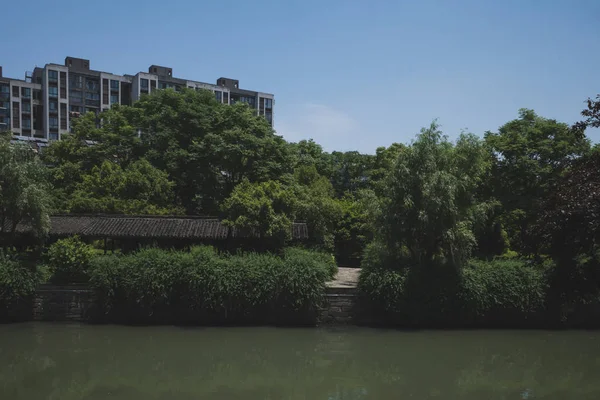Здания по рекам Ханчжоу — стоковое фото