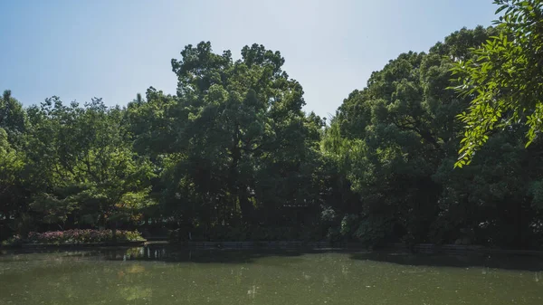 Park v blízkosti West Lake v Hangzhou, Čína — Stock fotografie