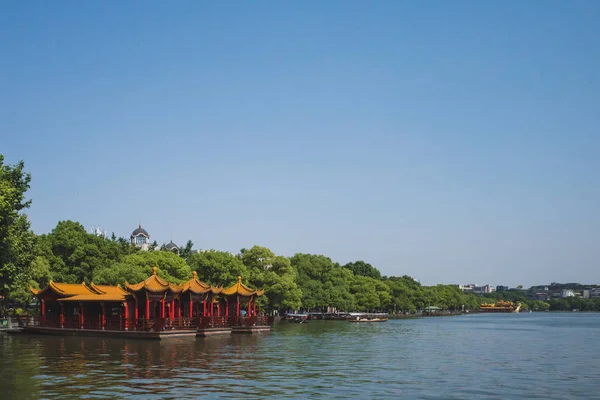 Bateaux traditionnels sur le lac West à Hangzhou, Chine — Photo