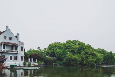 Batı Gölü, Hangzhou, Çin 'de deniz kenarında bir ev.