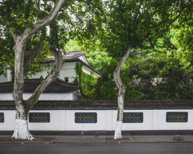 Beishan Yolu 'ndaki geleneksel Çin evleri, Batı Gölü yakınlarında, Hang