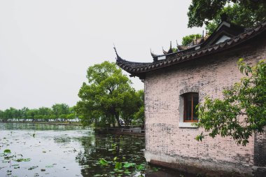 Batı Gölü, Hangzhou, Çin 'de deniz kenarında bir ev.
