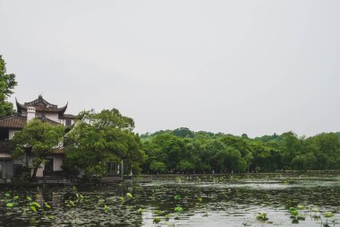 Batı Gölü, Hangzhou, Çin 'de deniz kenarında bir ev.