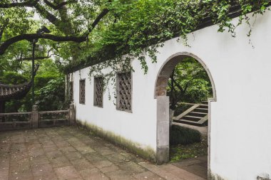 West Lake, Hangzho yakınlarındaki parkta geleneksel Çin mimarisi.