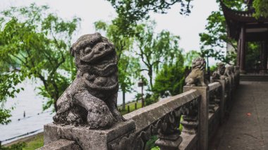 Batı Gölü kıyısında taş aslan, Hangzhou, Çin