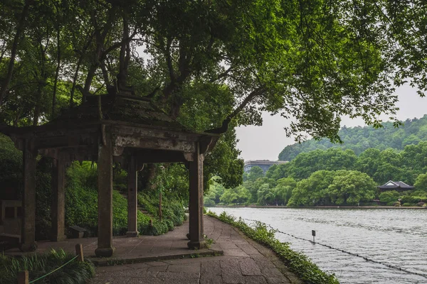 Cesta vedoucí k kamennému pavilonu u Západního jezera, Hangzhou, Čína — Stock fotografie