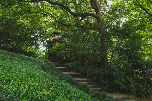 Path leading to stone pavilion near West Lake, Hangzhou, China — Stock Photo, Image