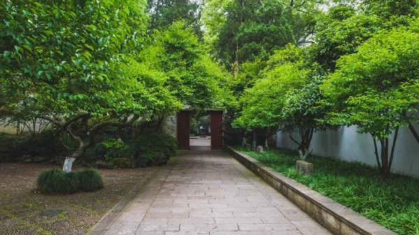 Pad leidt naar poort in Yuewang Temple in de buurt van West Lake, Hangzhou, — Stockfoto