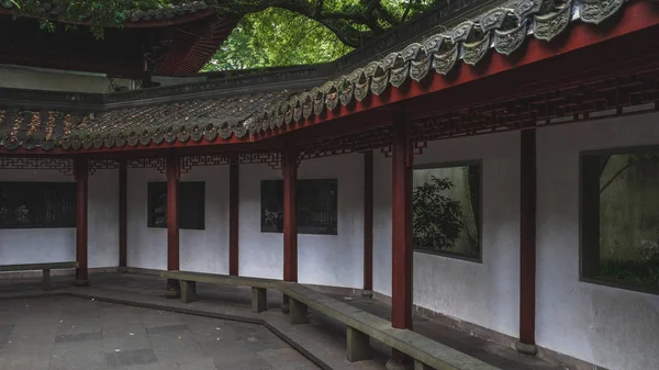 Arquitetura tradicional chinesa no Templo Yuewang perto de West Lak — Fotografia de Stock