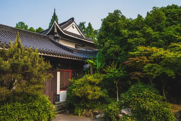 Architettura tradizionale cinese tra gli alberi vicino a West Lake, Han — Foto Stock