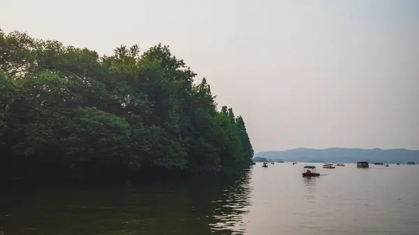 West Lake landscape with reflections in water at sunset, Hangzho — 스톡 사진