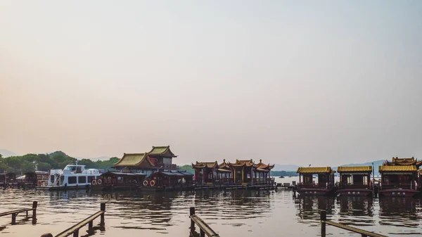 Bateaux de tourisme en West Lake, Hangzhou, Chine — Photo
