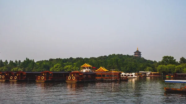 Toeristische boten in dok in West Lake, Hangzhou, China — Stockfoto