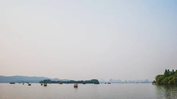 West Lake landscape with city skyline in distance, Hangzhou, Chi — 스톡 사진