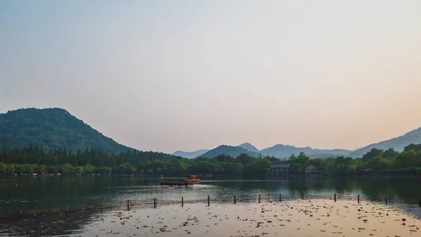 West Lake landschap met reflecties in het water bij zonsondergang, Hangzho — Stockfoto