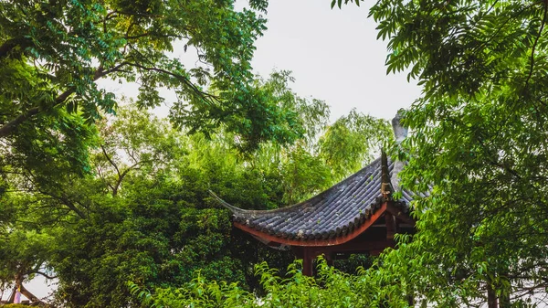 Tradiční čínská architektura mezi stromy v parku v blízkosti West L — Stock fotografie