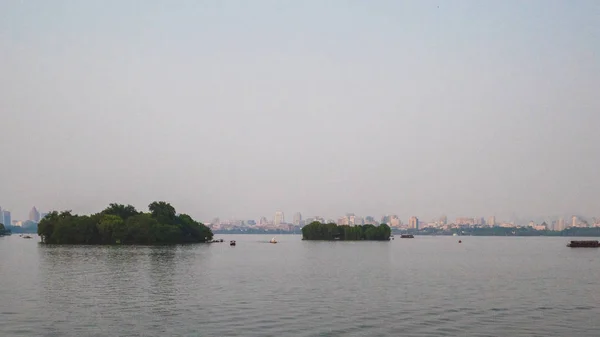 West Lake landscape with city skyline in distance, Hangzhou, Chi — 스톡 사진