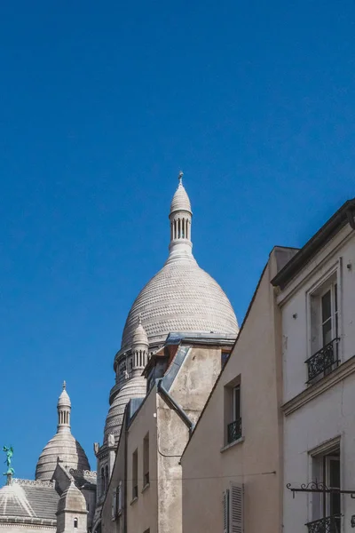 Cúpula de la Basílica del Sacre-Coeur sobre casas en Montmartre, París, F — Foto de Stock