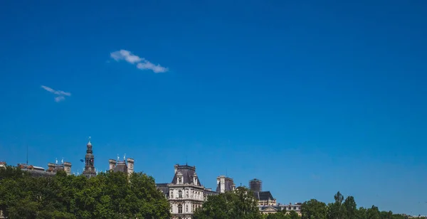 Παριζιάνικη αρχιτεκτονική και δέντρα κάτω από τον γαλάζιο ουρανό, στο κέντρο του Παρισιού — Φωτογραφία Αρχείου