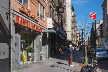 Manhattan Çin Mahallesi 'nde insanlar sokakta yürüyor.