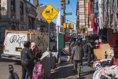 Manhattan Çin Mahallesi 'nde insanlar sokakta yürüyor.